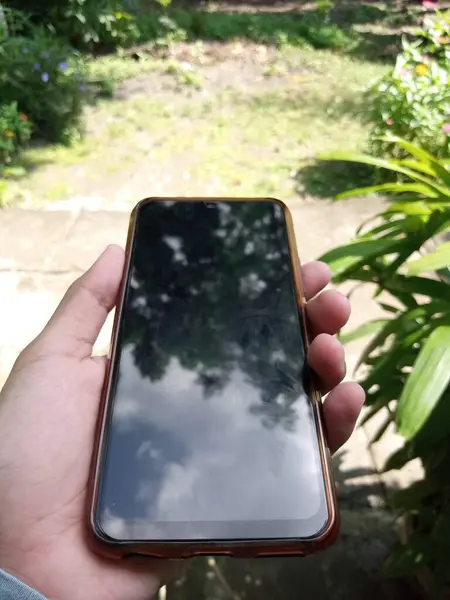Cep telefonu ekranından yansıyan ışığın fotoğrafı