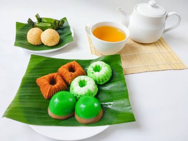 Jajanan Pasar veya Kue Basah Endonezya 'dan geleneksel bir aperatiftir. Tabakta Kue Putu Ayu, Bolu Sakura, Talam Pandan ve Onde Onde var.