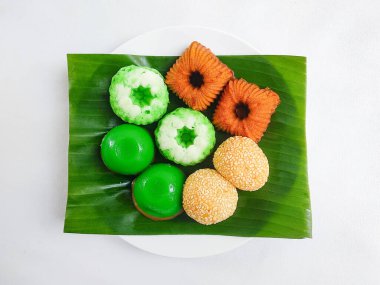 Jajanan Pasar veya Kue Basah Endonezya 'dan geleneksel bir aperatiftir. Tabakta Kue Putu Ayu, Bolu Sakura, Talam Pandan ve Onde Onde var.