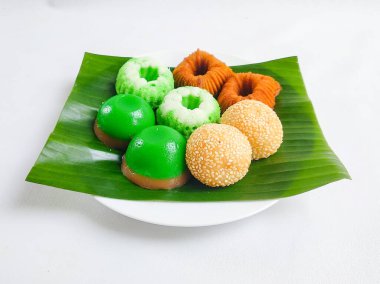 Jajanan Pasar veya Kue Basah Endonezya 'dan geleneksel bir aperatiftir. Tabakta Kue Putu Ayu, Bolu Sakura, Talam Pandan ve Onde Onde var.
