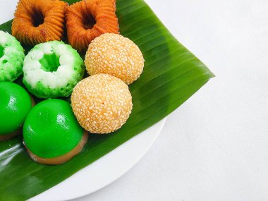Jajanan Pasar veya Kue Basah Endonezya 'dan geleneksel bir aperatiftir. Tabakta Kue Putu Ayu, Bolu Sakura, Talam Pandan ve Onde Onde var.
