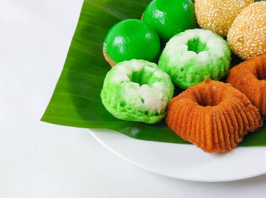 Jajanan Pasar veya Kue Basah Endonezya 'dan geleneksel bir aperatiftir. Tabakta Kue Putu Ayu, Bolu Sakura, Talam Pandan ve Onde Onde var.