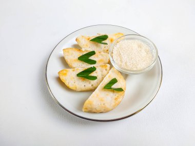 Kue Pancong, Jakarta 'dan geleneksel bir aperatif pirinç unu, rendelenmiş hindistan cevizi ve hindistan cevizi sütü karışımıdır. Bir tutam beyaz şekerle servis edilir..