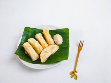 Kue Pancong, Jakarta 'dan geleneksel bir aperatif pirinç unu, rendelenmiş hindistan cevizi ve hindistan cevizi sütü karışımıdır. Bir tutam beyaz şekerle servis edilir..