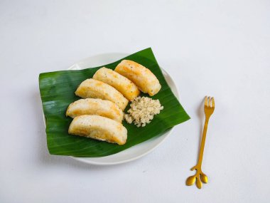 Kue Pancong, Jakarta 'dan geleneksel bir aperatif pirinç unu, rendelenmiş hindistan cevizi ve hindistan cevizi sütü karışımıdır. Bir tutam beyaz şekerle servis edilir..