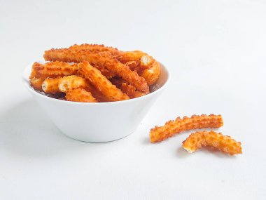 Kue Akar Kelapa ya da hindistan cevizi kökü çerezi, Endonezya 'dan geleneksel atıştırmalık. Çıtır çıtır bir dokuya ve tatlı bir tada sahip.