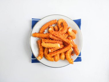 Kue Akar Kelapa ya da hindistan cevizi kökü çerezi, Endonezya 'dan geleneksel atıştırmalık. Çıtır çıtır bir dokuya ve tatlı bir tada sahip.