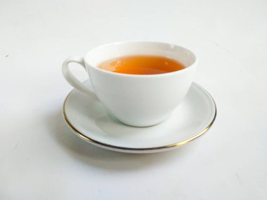 Beyaz arka planda izole edilmiş bir fincan çay.
