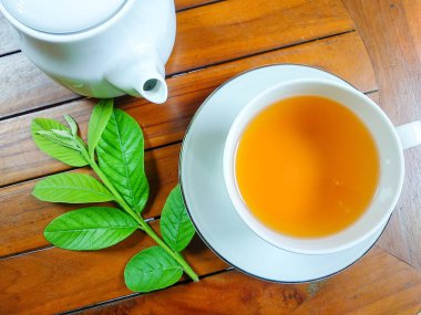 Kaynamış guava yapraklarından yapılan bitkisel içecek bir bardakta servis edilir.