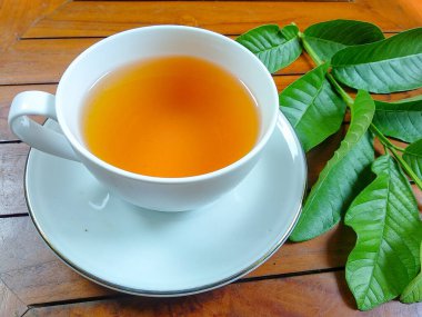 Kaynamış guava yapraklarından yapılan bitkisel içecek bir bardakta servis edilir.