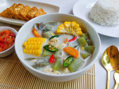 Sayur Lodeh ya da sebze çorbasını hindistan cevizi sütüyle karıştırın. Geleneksel Endonezya yemeği.