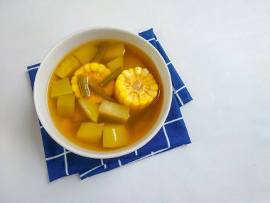 Sayur Asem veya Tamarind sebze çorbası. Batı Java 'dan geleneksel sebze yemekleri.