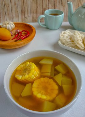 Sayur Asem veya Tamarind sebze çorbası. Batı Java 'dan geleneksel sebze yemekleri.