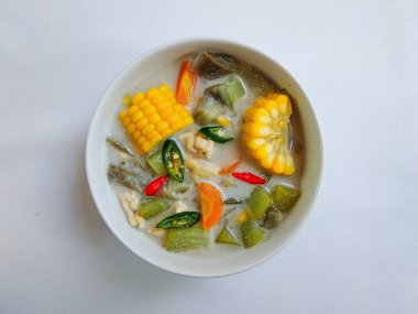 Sayur Lodeh ya da sebze çorbasını hindistan cevizi sütüyle karıştırın. Geleneksel Endonezya yemeği.