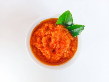 Sambal Domates veya Sambal Goreng veya Baharatlı Domates Ezmesi kâsede servis edilir. Acı biber, sarımsak, soğan ve domatesten yapılmış..