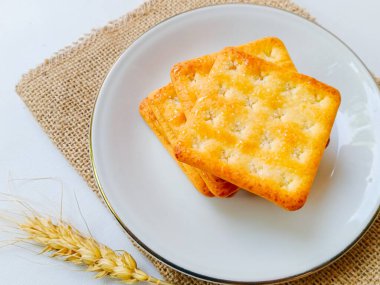 Tabakta servis edilen bir yığın tatlı kraker.