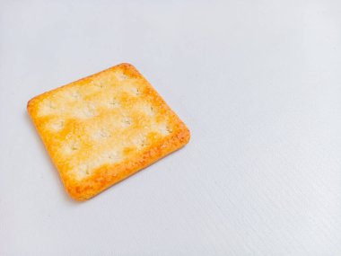 Kare şekerli krakerler izole edilmiş beyaz arka plan. Üst görünüm