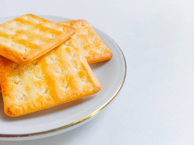 Tabakta servis edilen bir yığın tatlı kraker.