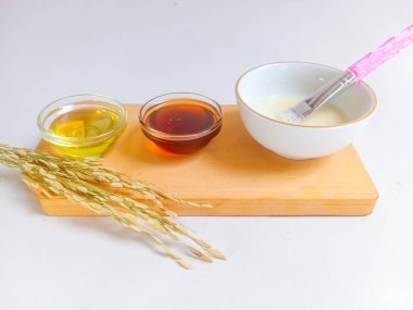 Doğal pirinç maskesi. Pirinç unu, bal ve zeytinyağından eskimiş yüz maskesi. Doğal yüz bakımı kavramı