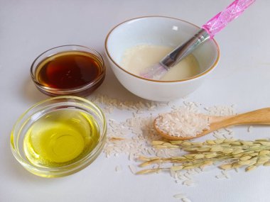 Doğal pirinç maskesi. Pirinç unu, bal ve zeytinyağından eskimiş yüz maskesi. Doğal yüz bakımı kavramı