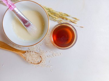 Doğal pirinç maskesi. Pirinç unu ve bal yüzünden yaşlanmayan yüz maskesi. Doğal yüz bakımı kavramı