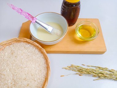 Doğal pirinç maskesi. Pirinç unu, bal ve zeytinyağından eskimiş yüz maskesi. Doğal yüz bakımı kavramı