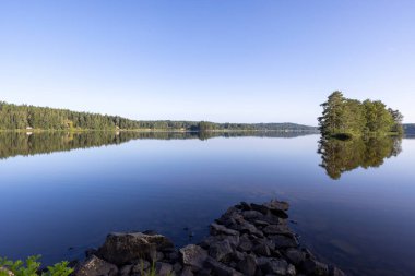 İsveç 'te göl manzarası