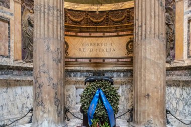 Umberto I 'in mezarının ayrıntıları Roma Panteonu' nun içinde, Antik Roma 'nın tüm tanrıların büyük tapınağı, hala muazzam bir koruma altında..