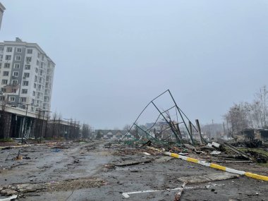 BUCHA, UKRAINE - 1 Nisan 2022 Rusya 'nın Ukrayna' ya karşı savaşı. Rus ordusunun işgali ve eylemleri sonucu bir iskan binası hasar gördü.