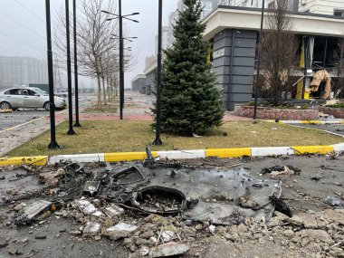 BUCHA, UKRAINE - 1 Nisan 2022 Rusya 'nın Ukrayna' ya karşı savaşı. Rus ordusunun işgali ve eylemleri sonucu bir iskan binası hasar gördü.