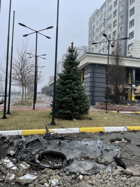 BUCHA, UKRAINE - 1 Nisan 2022 Rusya 'nın Ukrayna' ya karşı savaşı. Rusların işgali sonucu bir yerleşim yeri ve bakkal zarar gördü.