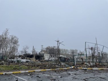 BUCHA, UKRAINE - 1 Nisan 2022 Rusya 'nın Ukrayna' ya karşı savaşı. Rus ordusunun işgali ve eylemleri sonucu yok edilen enerji santrali.