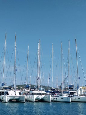 Yelkenli yatlar güneşli bir günde marinada hizalanır.