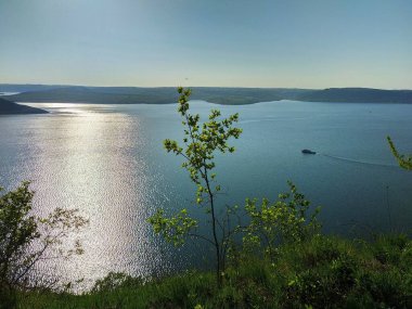 Dağların yüksekliğinden gölde gün batımının görüntüsü. Gölde güneşli bir gün.