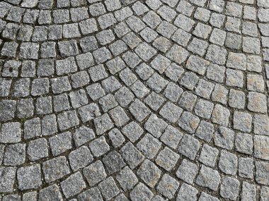 Kaldırımın yüzeyinin arka plan görüntüsü. Yaya geçidinin kaldırım kiremitli detaylı dokusu. Dış yüzeyde taş levhalar var.