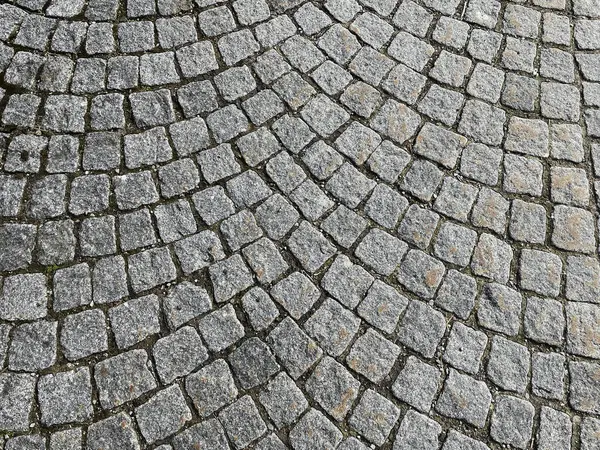 Kaldırımın yüzeyinin arka plan görüntüsü. Yaya geçidinin kaldırım kiremitli detaylı dokusu. Dış yüzeyde taş levhalar var.