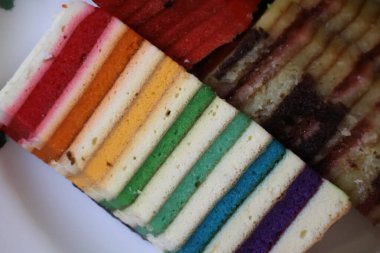 Malezya 'nın şenlikli neşesi katmanlı bir pasta, canlı renkler ve zengin dokularda sergileniyor. Un, şeker ve yumurtalarla yapılan bu geleneksel lezzet her kutlamayı tatlandırır..