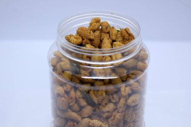 Özenle hazırlanmış bu Malezya atıştırması zengin mutfak geleneğini yansıtıyor. Buğday unu, köri tozu ve seçilmiş malzemelerden yapılmış, kıtır kıtır mükemmellik için kızartılmış, pek çok kişinin sevdiği lezzetli bir lezzet..