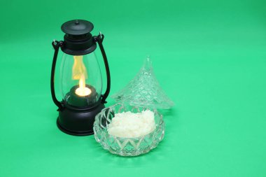 Malezya 'nın ikonik tatlısı' Tapai 'ya da' Teyp ', efsanevi glutinous pilavı, mayası ve ev yapımı fermantasyon tarifiyle geleneği sembolize eder ve çok sevilen bir kültürel lezzetle sonuçlanır..