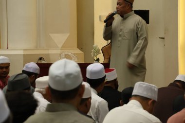 Bilal Bin Rabah Camii, Taman Koperasi Polis Fasa 1, Batu Mağaraları, Kuala Lumpur, Malezya - 17 Haziran 2024: Kurban Bayramı duası yerlilerle dolu, 'Allah büyüktür' diyen sesler, Kurban Bayramı 'nın kutsanmış başlangıcı münasebetiyle.