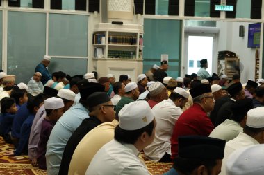Bilal Bin Rabah Camii, Taman Koperasi Polis Fasa 1, Batu Mağaraları, Kuala Lumpur, Malezya - 17 Haziran 2024: Kurban Bayramı duası yerlilerle dolu, 'Allah büyüktür' diyen sesler, Kurban Bayramı 'nın kutsanmış başlangıcı münasebetiyle.