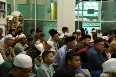 Bilal Bin Rabah Camii, Taman Koperasi Polis Fasa 1, Batu Mağaraları, Kuala Lumpur, Malezya - 17 Haziran 2024: Kurban Bayramı duası yerlilerle dolu, 'Allah büyüktür' diyen sesler, Kurban Bayramı 'nın kutsanmış başlangıcı münasebetiyle.