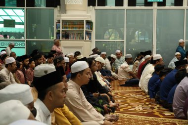 Bilal Bin Rabah Camii, Taman Koperasi Polis Fasa 1, Batu Mağaraları, Kuala Lumpur, Malezya - 17 Haziran 2024: Kurban Bayramı duası yerlilerle dolu, 'Allah büyüktür' diyen sesler, Kurban Bayramı 'nın kutsanmış başlangıcı münasebetiyle.