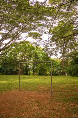 Mahalle parkındaki derme çatma bir futbol sahasındaki kale direği, boş alanları Melaka, Malezya 'daki yerel çocuklar için canlı oyun zamanına çeviriyor..