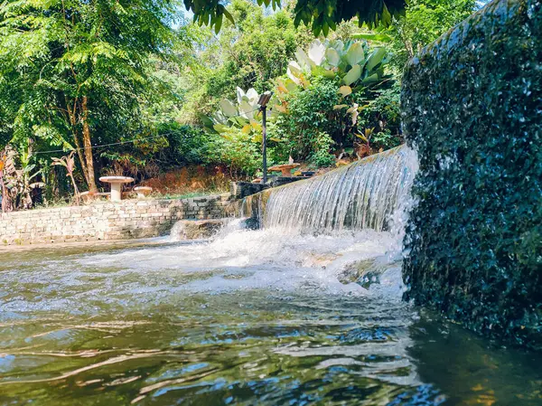 Güzel küçük akarsular bir tatil köyünden akıyor, Kemensah 'da güzel bir manzara sunuyor. Bu dinlenme yeri doğa meraklıları için ziyaret edilmesi gereken bir turizm merkezi..