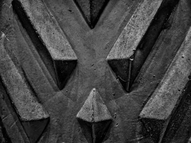 Üç boyutlu elmas desenli bir duvar desenli bir yüzey sunuyor. Işık ve gölgenin etkileşimi siyah-beyaz fotoğrafçılığın derinliğini arttırarak çarpıcı bir geometrik tasarım yaratır. Yakın çekim duvarın karmaşık detaylarını gözler önüne seriyor..