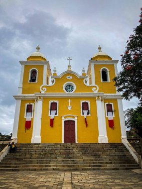 Güzel gökyüzünün arka planında haç olan kilise.