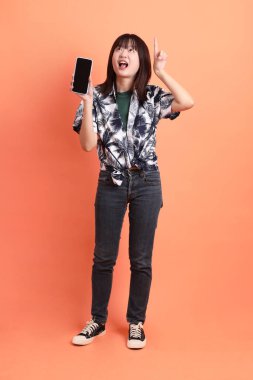 Mutlu SONGKRAN GÜNÜ. Turuncu arka planda el ele tutuşan neşeli, sevimli, genç Asyalı kadın. Songkran festivali. Tayland Yeni Yıl Günü.