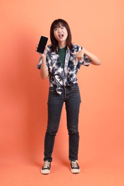 Mutlu SONGKRAN GÜNÜ. Turuncu arka planda el ele tutuşan neşeli, sevimli, genç Asyalı kadın. Songkran festivali. Tayland Yeni Yıl Günü.