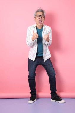 Pembe arka planda izole edilmiş, sıradan giyinmiş Asyalı kıdemli bir adam. Sevgililer Günü